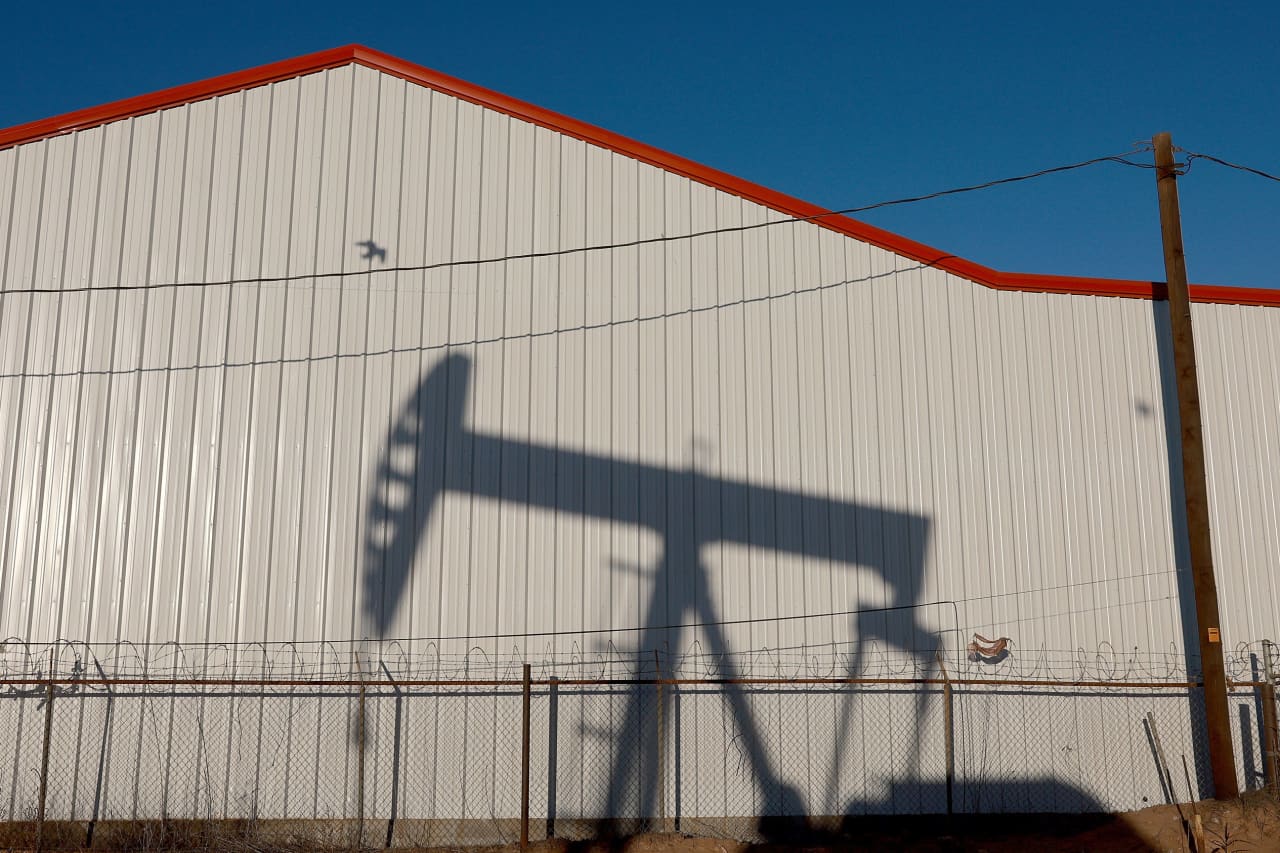 U.S. oil benchmark marks 7th straight gain as natural-gas prices drop nearly 5%