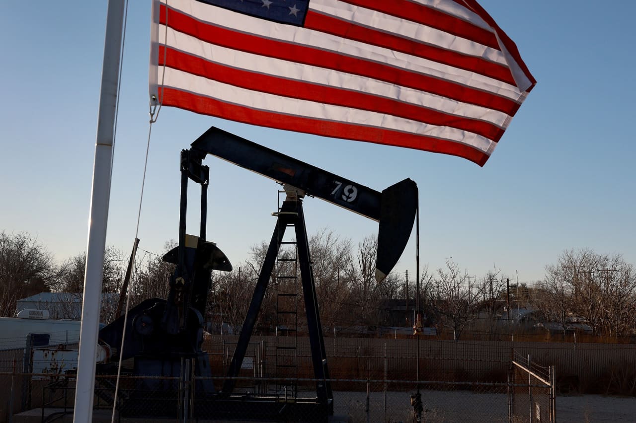 Oil ends higher, with U.S. prices up 16% for the quarter