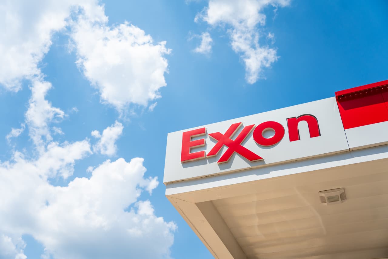 Exxon Mobil, Chevron say oil production is booming and they’re rolling in cash