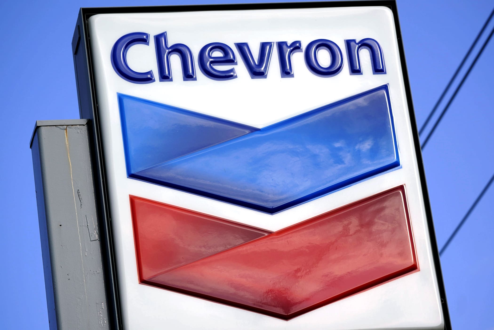 Chevron gets new U.S. license to pump oil in Venezuela again thumbnail