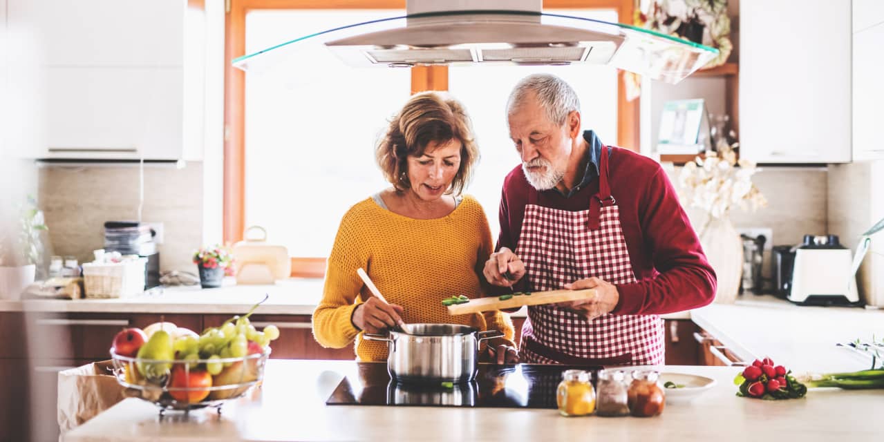 Mi esposo y yo tenemos el nido vacío con $400,000 en ahorros y $87,000 en nuestra hipoteca.  ¿Hay una fórmula para un buen momento para reducir el tamaño?