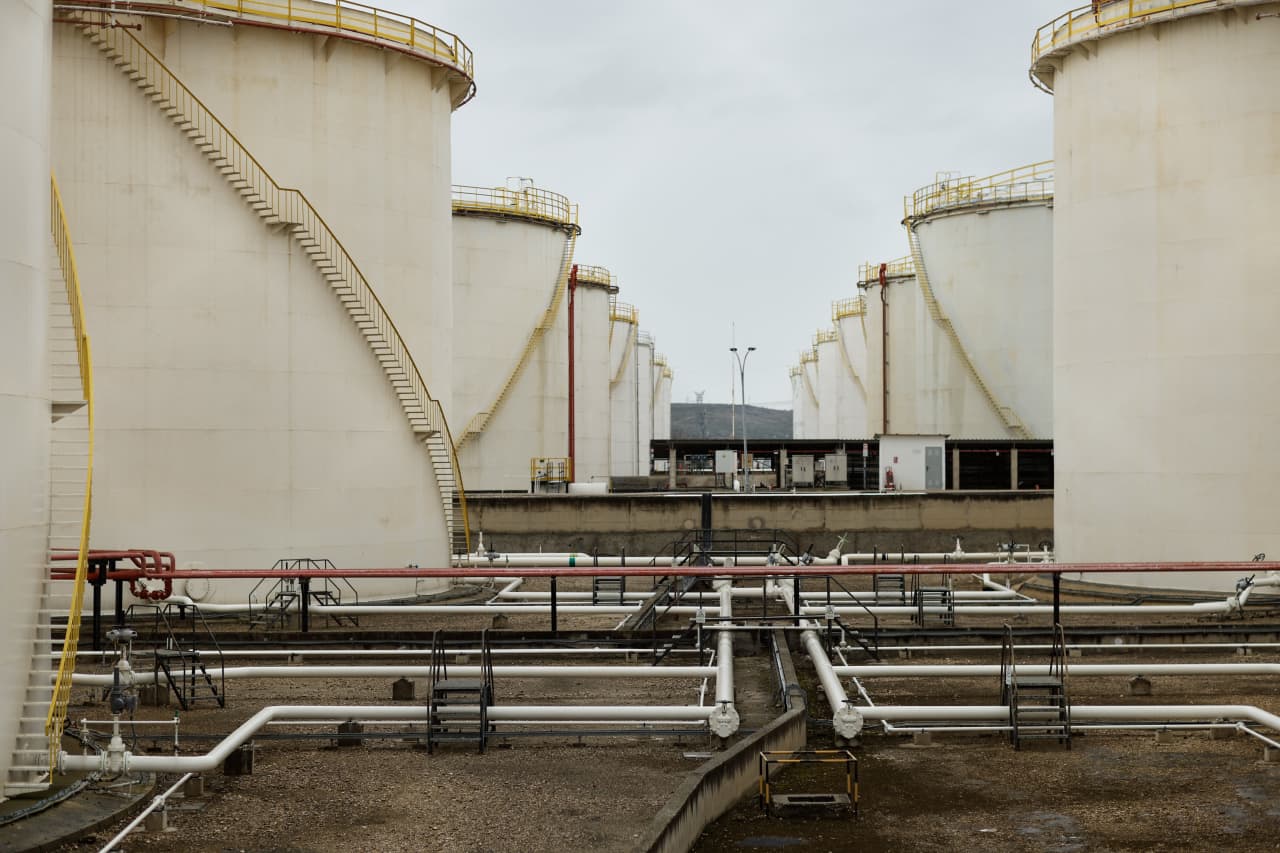 Oil futures slide 8% as energy ministers set to meet on emergency reserves