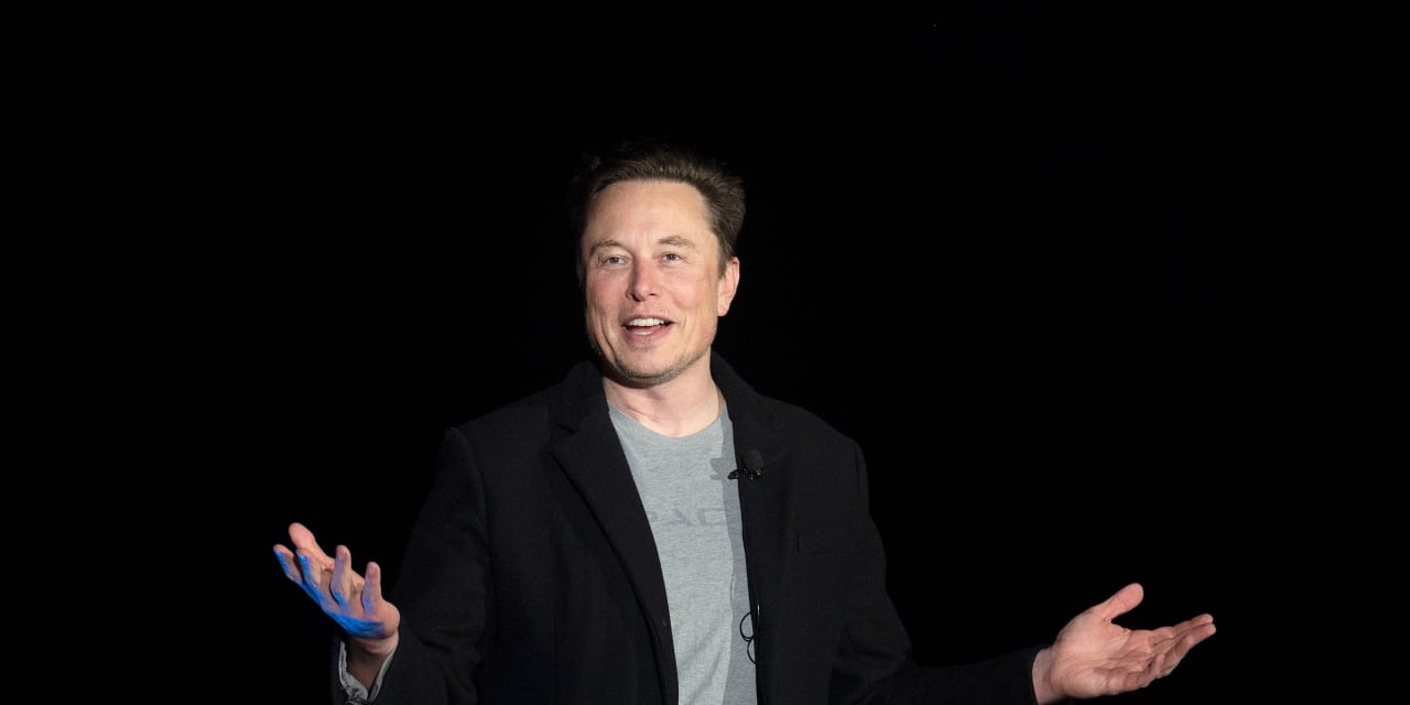 En una serie de tuits, Elon Musk propone una revisión de Twitter y dispara a las empresas