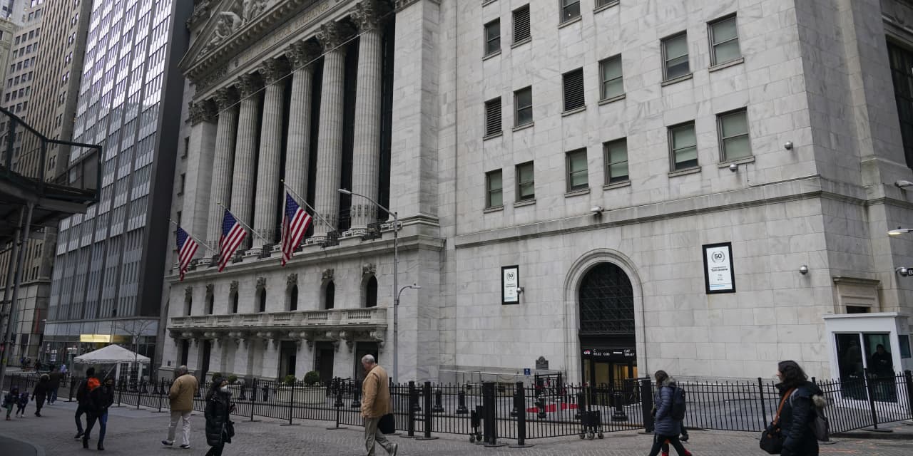 Las acciones de EE. UU. terminan a la baja con Nasdaq y S&P 500 cayendo bruscamente mientras los inversores sopesan la postura política de la Fed