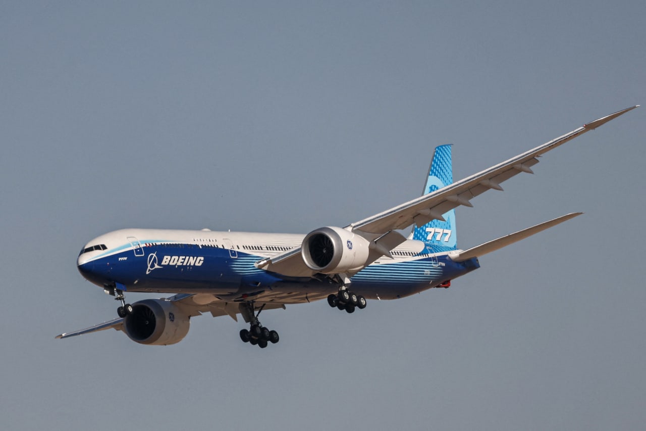 Boeing’s losses narrow, but its airplane business keeps getting weaker
