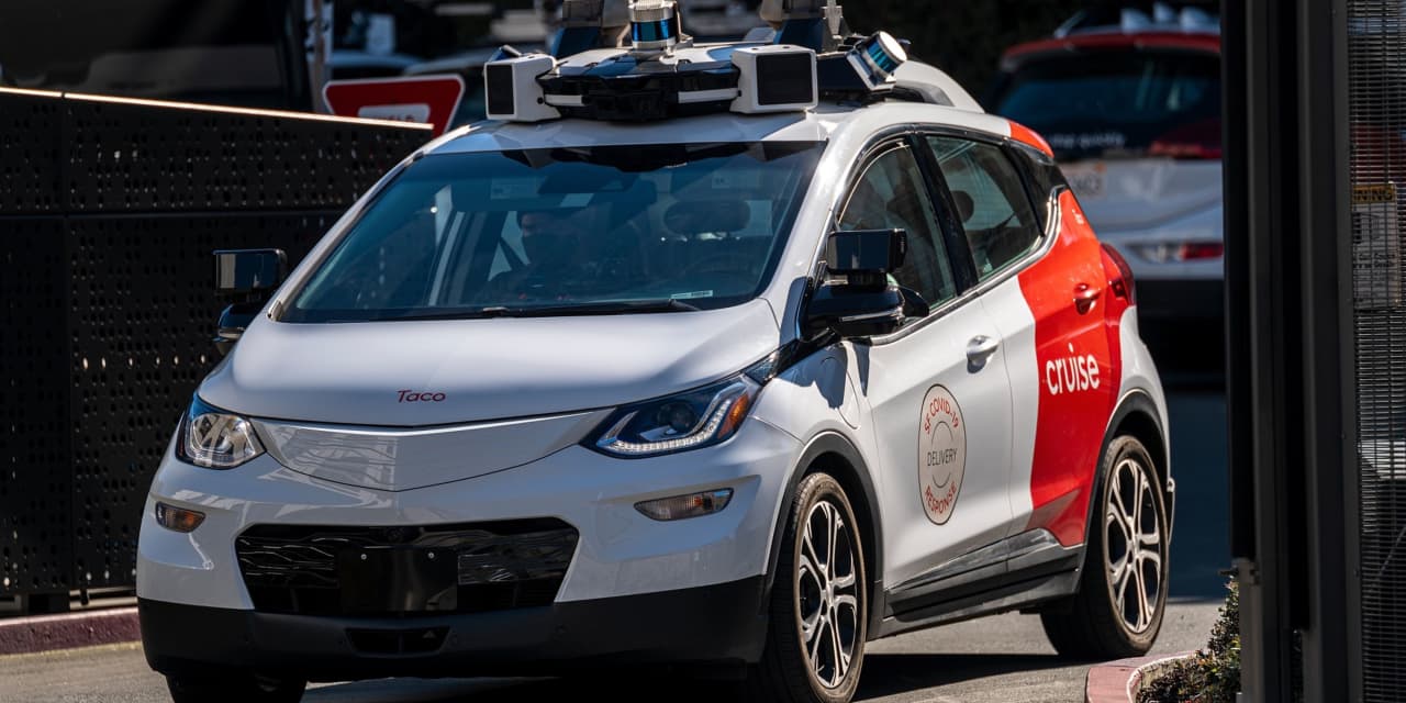 Watch what happens when police pull over a driverless car in San Francisco