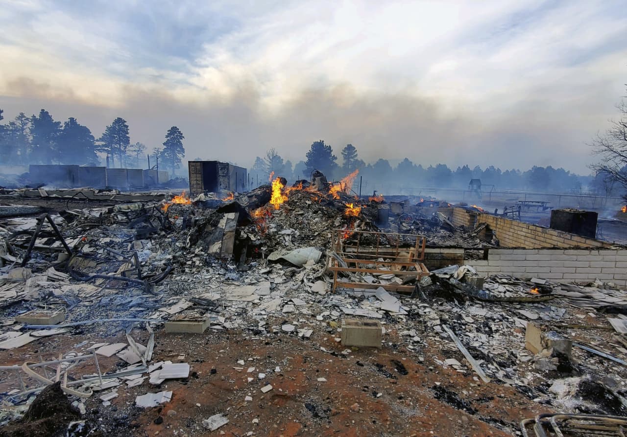 Wind-whipped wildfire near Flagstaff, Ariz., triples in size - MarketWatch