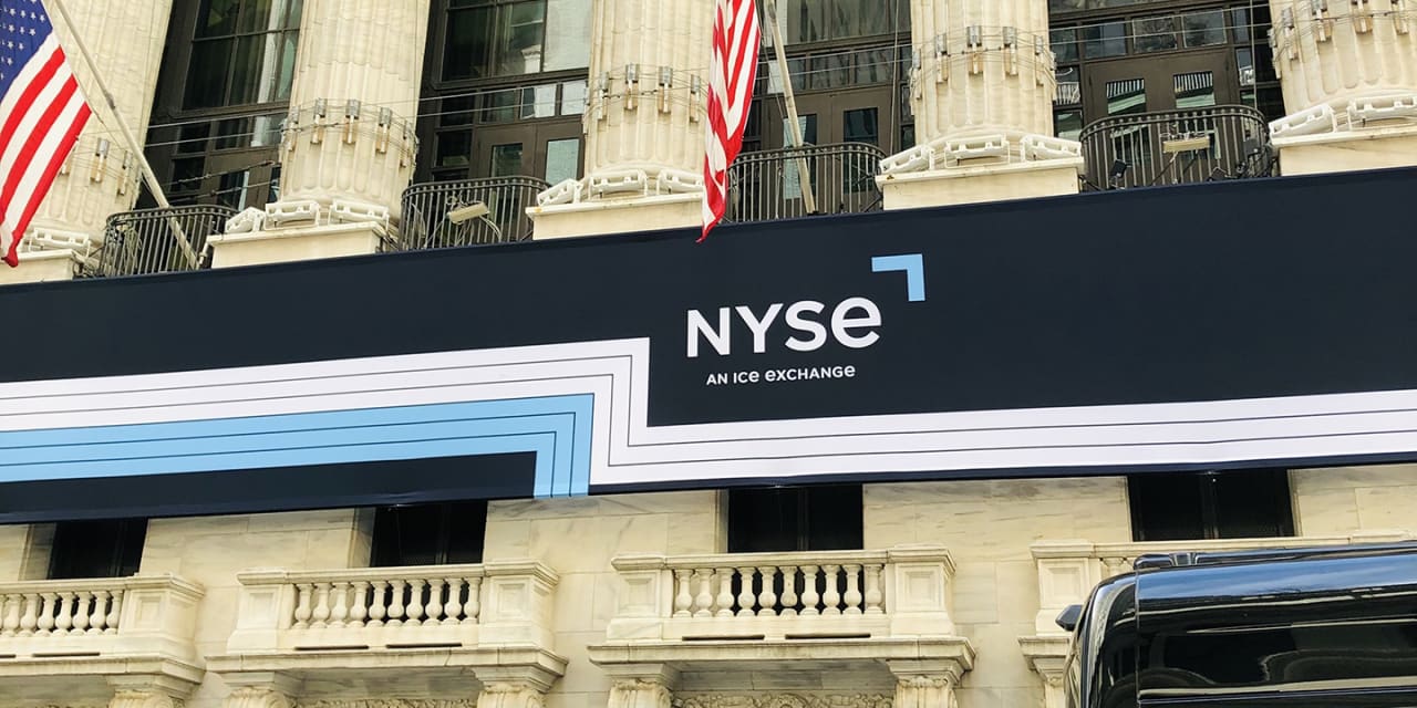 Why is the inventory market falling? Dow slumps 700 factors as traders weigh Fed’s coverage path, earnings