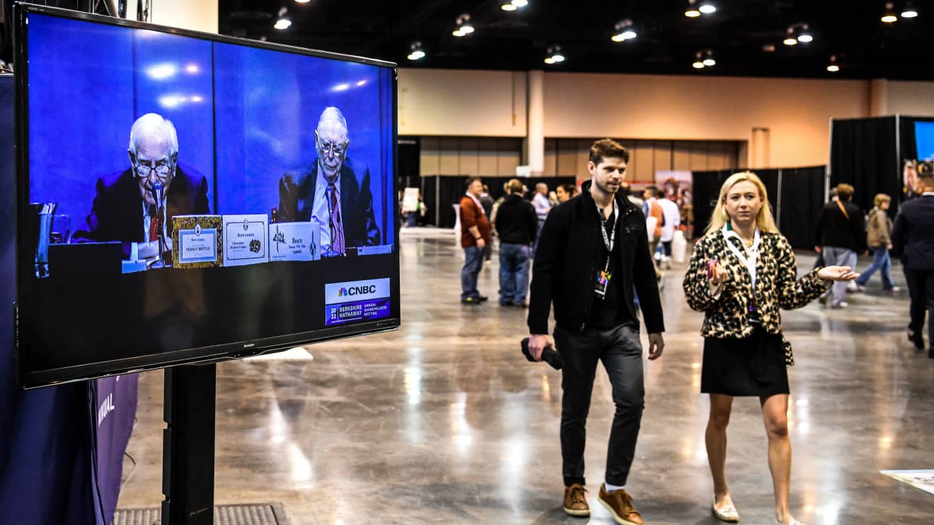 At the Berkshire Hathaway meeting, Warren Buffett aims to assure shareholders