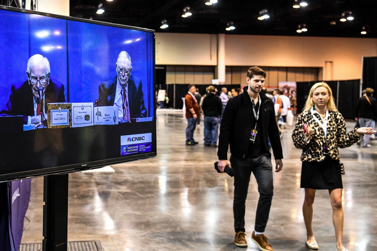 At the Berkshire Hathaway annual meeting, Warren Buffett aims to assure  shareholders - MarketWatch