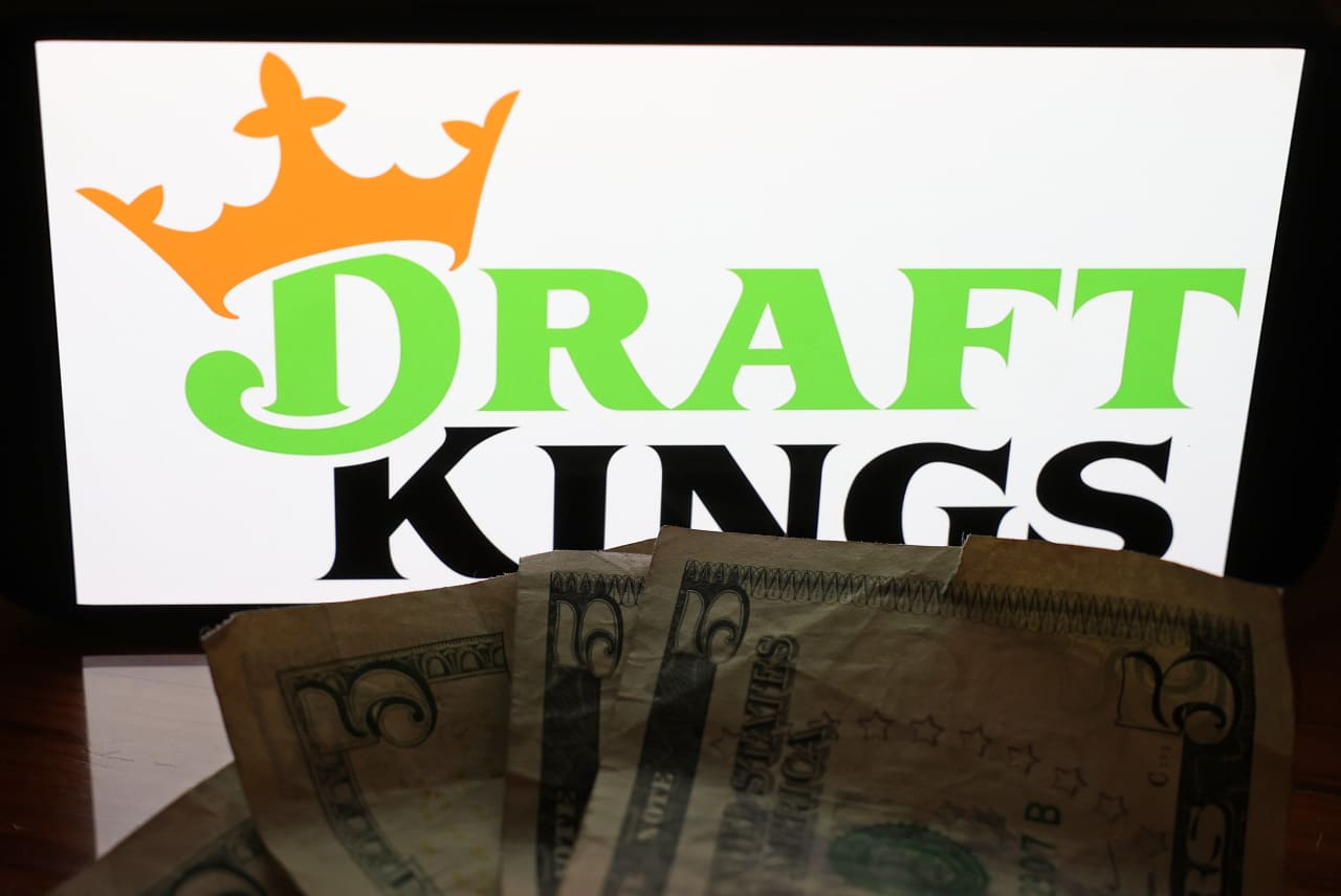 DraftKings posts surge in revenue, hikes full-year sales guidance
