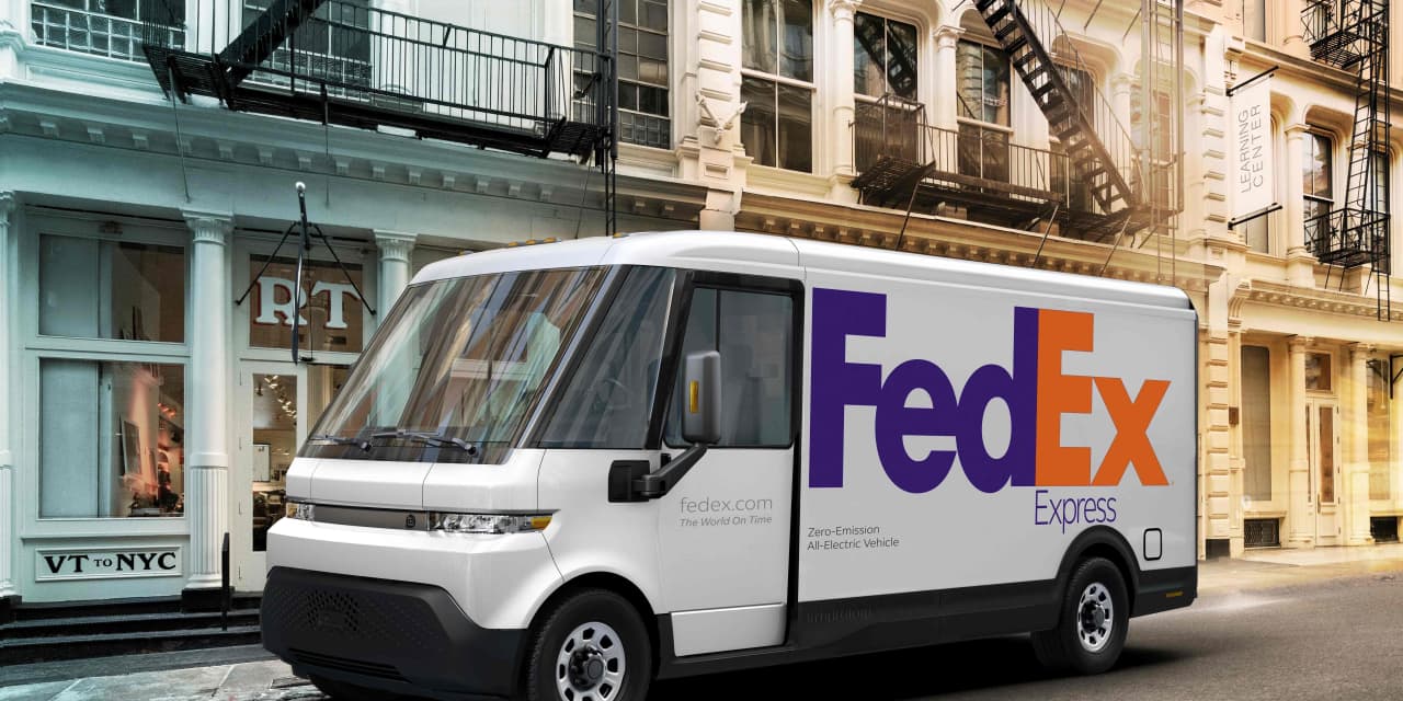 Las acciones de FedEx están en camino de su mayor ganancia en un día en 29 años después de aumentar su dividendo en más del 50% de acuerdo con un inversionista activista.