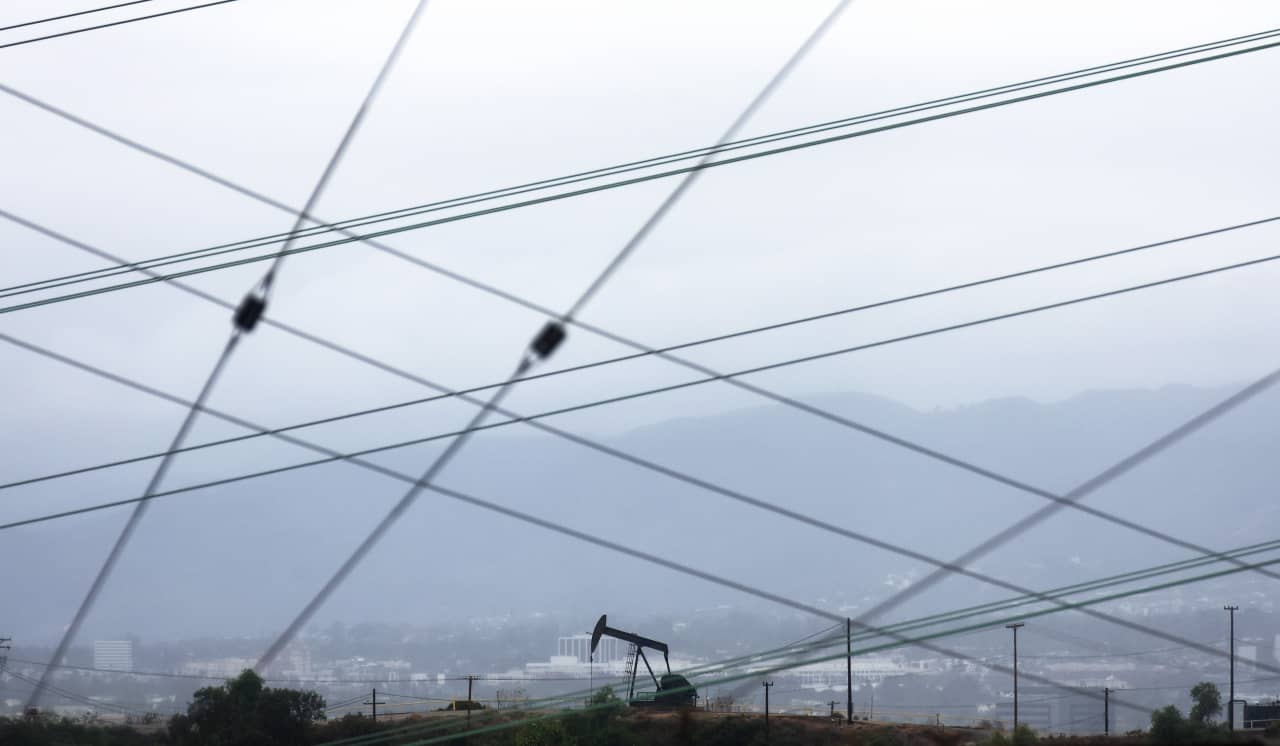 Oil prices attempt to snap 3-day losing streak