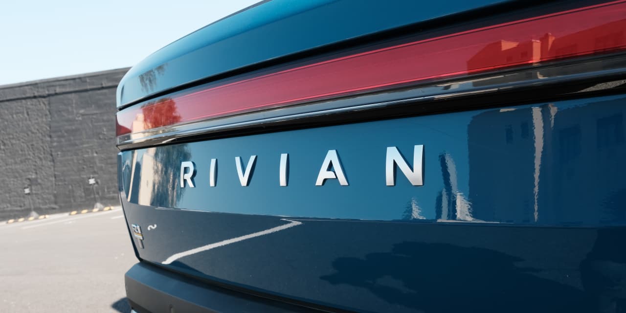 Rivian retira del mercado alrededor de 13.000 vehículos debido a “problemas de dirección o suspensión”.