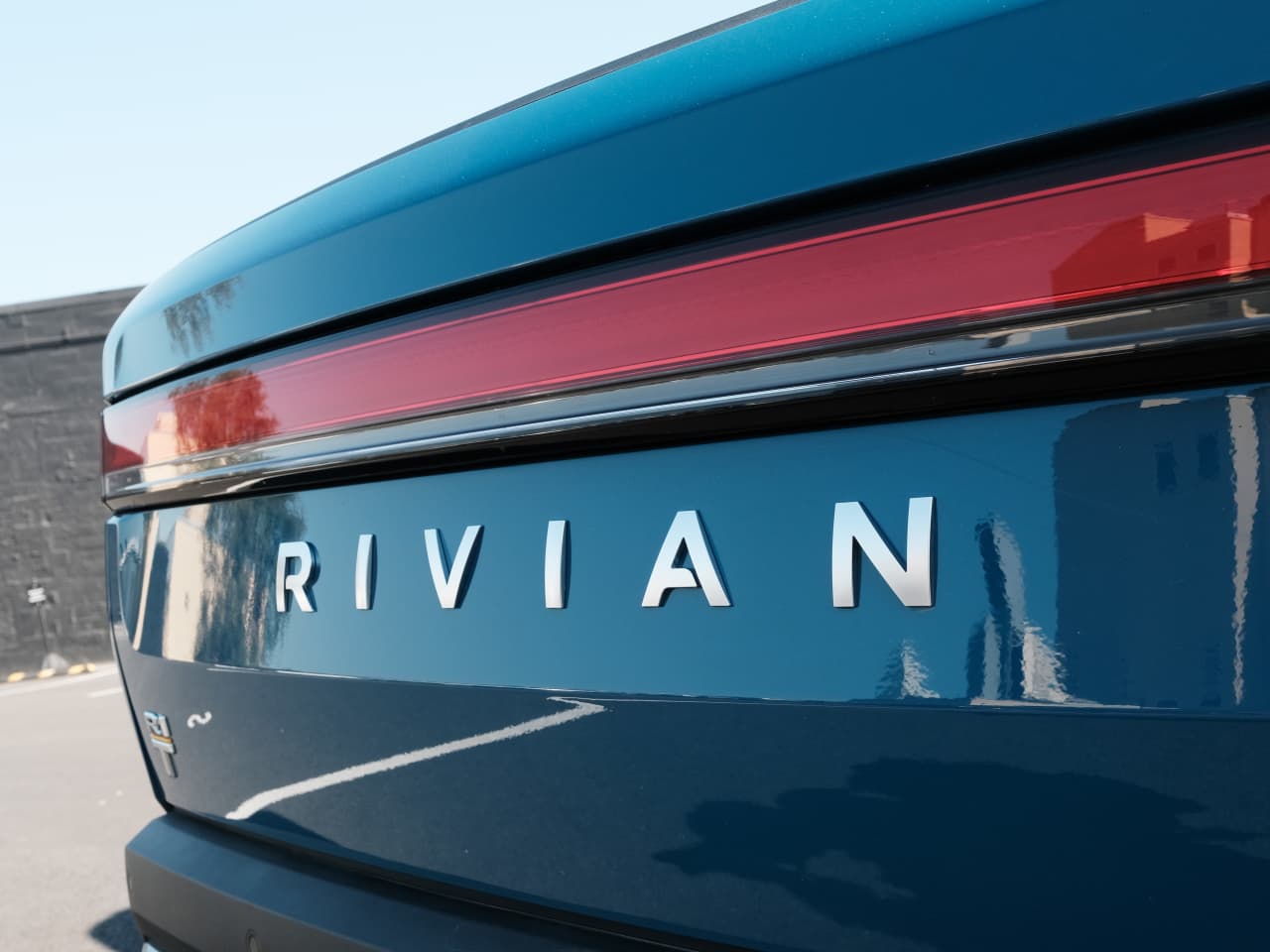Rivian Rebounds Despite Losing 8 Billion: Focus on High End EVs and Investing in Autonomous Driving & Battery Improvements