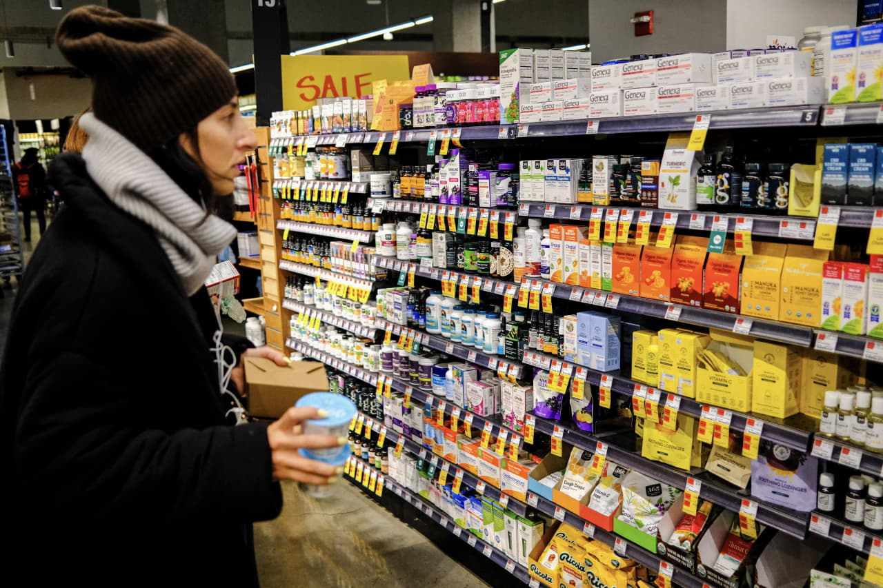 الاقتصاد يشهد تباطؤًا ملحوظًا وفقًا لتقرير شركة S&P وتأثير الرسوم الجمركية على النمو والتوظيف