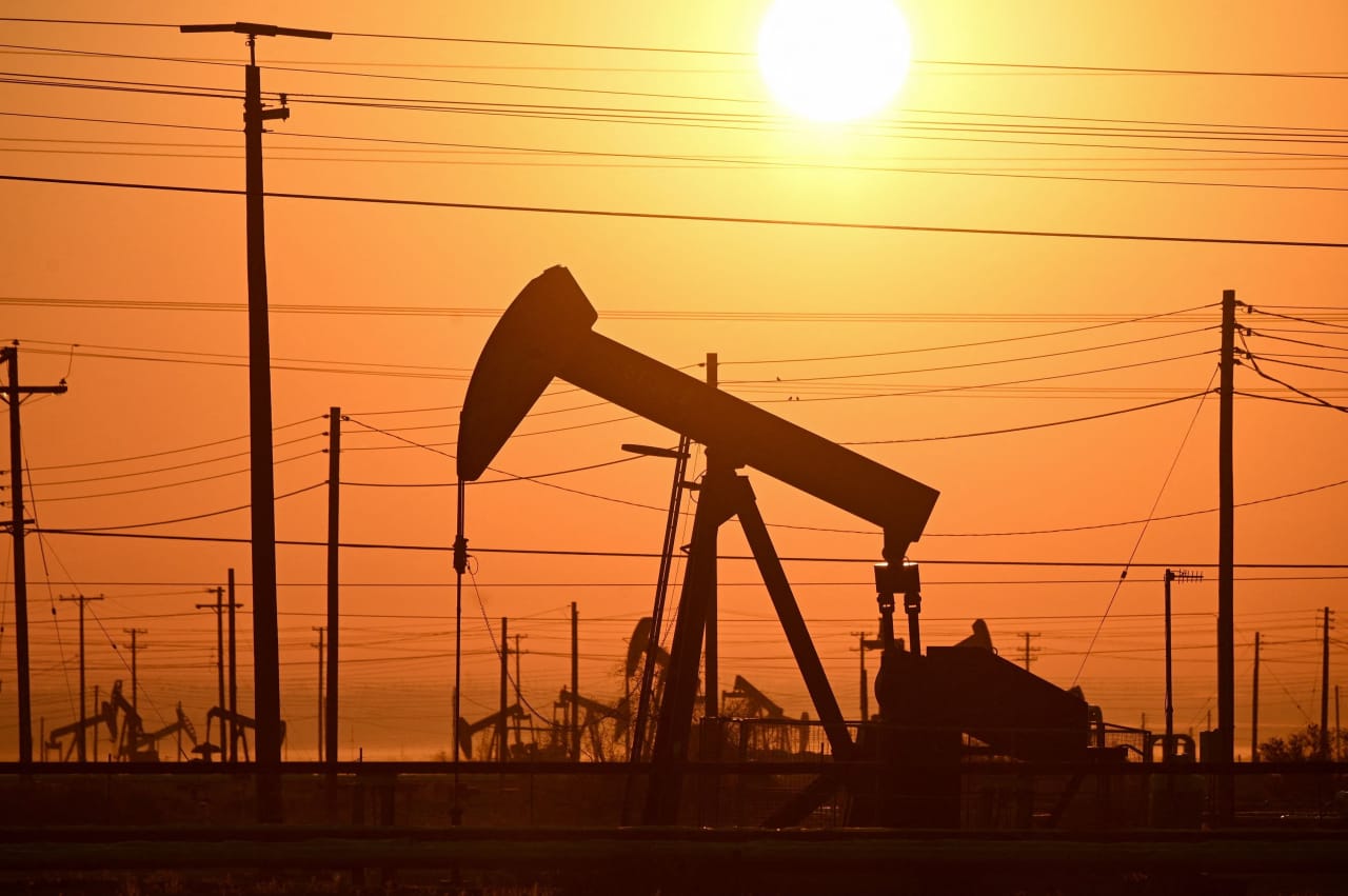 Oil prices make modest moves after fall in crude inventories sparks bounce