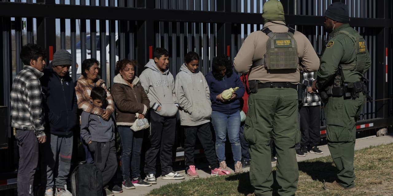 Una proporción récord de estadounidenses considera que la inmigración ilegal es el mayor problema en EE.UU.