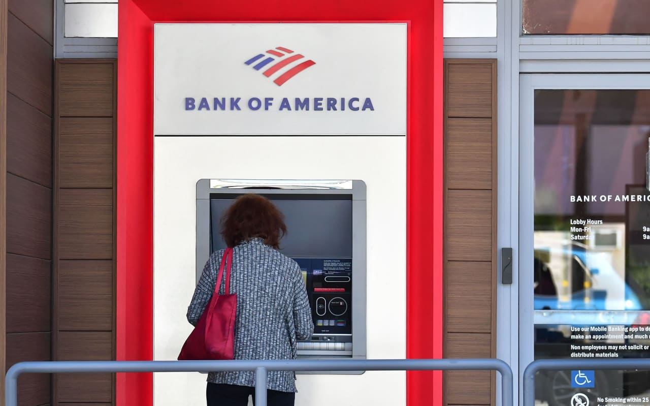 Bank of America is raising its hourly minimum wage to 22 here s