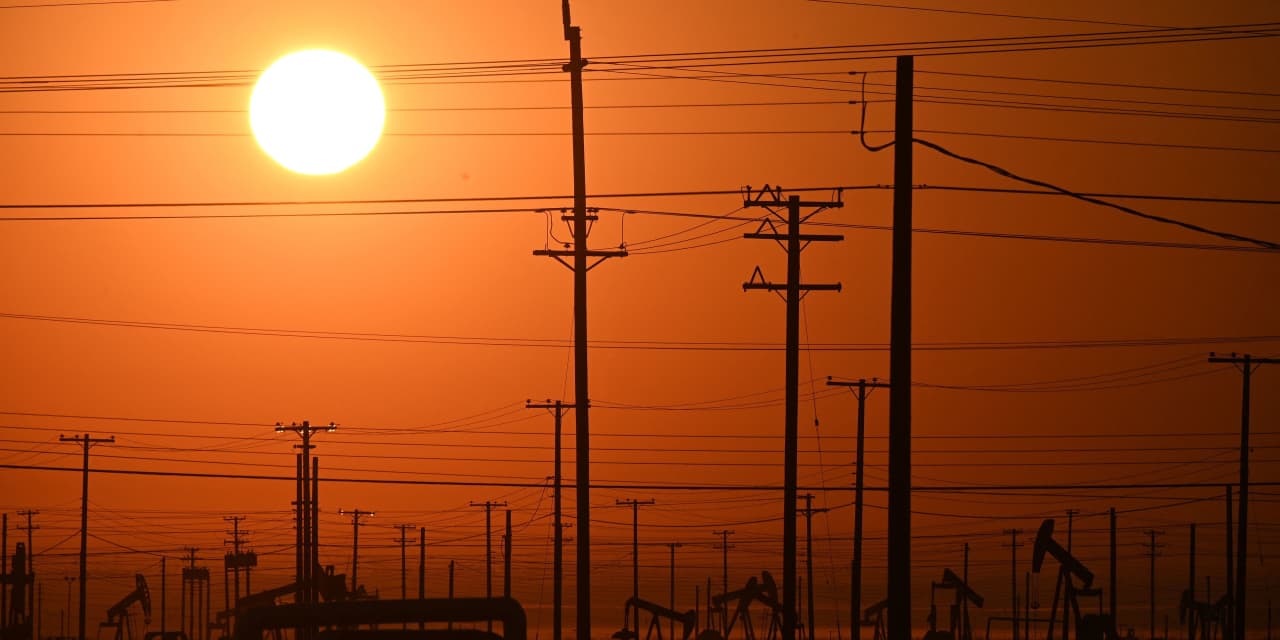 #Futures Movers: U.S. oil benchmark closes at 11-week high with summer driving season set to get under way