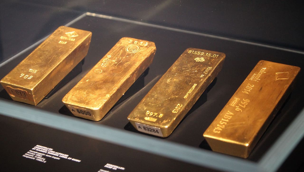 Gold futures on track for biggest one-day loss for the month