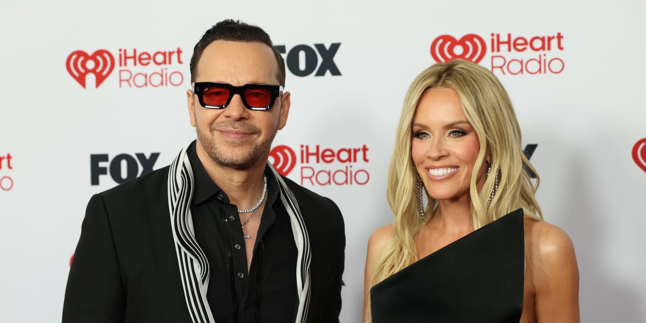 Celebrity couple Jenny McCarthy and Donnie Wahlberg are selling $2 ...