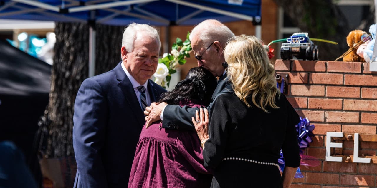 El presidente y la primera dama visitan el lugar del tiroteo masivo en Texas la semana pasada