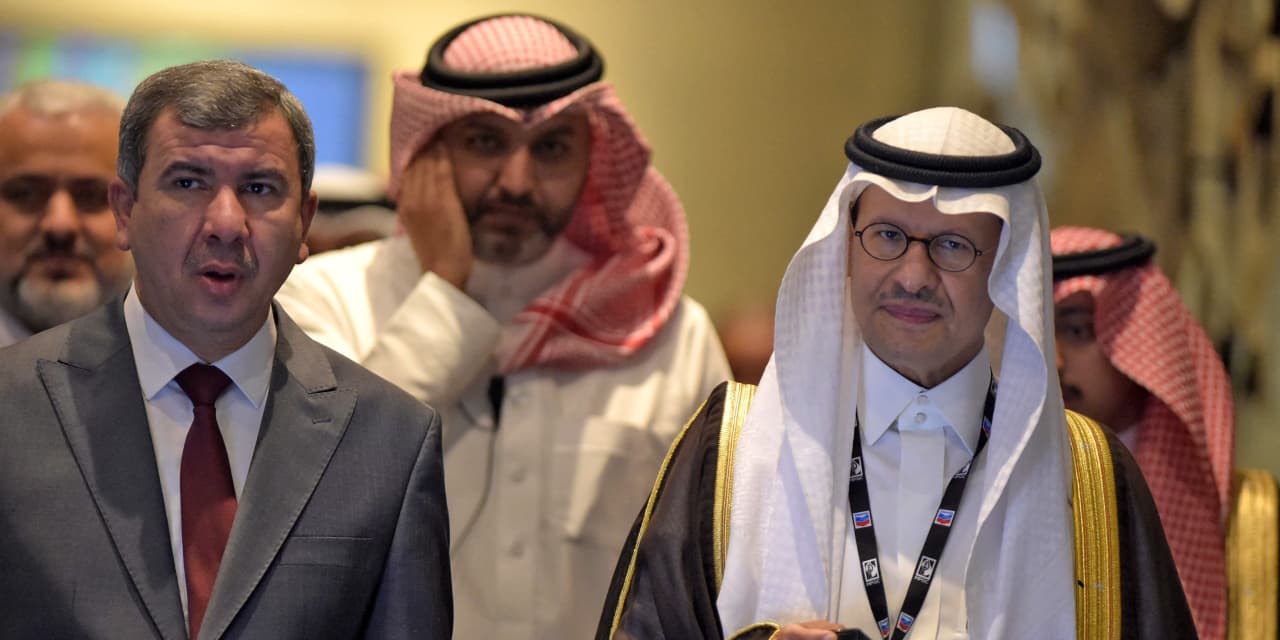 Los precios del petróleo caen antes de la reunión de la OPEP+ mientras los saudíes se preparan para compensar la pérdida de suministros rusos