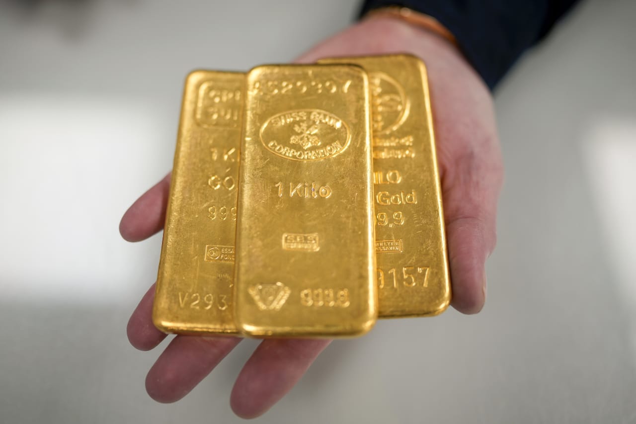 Gold may benefit from ‘powerful tailwind’ when Fed pivots to rate cuts, says Wells Fargo