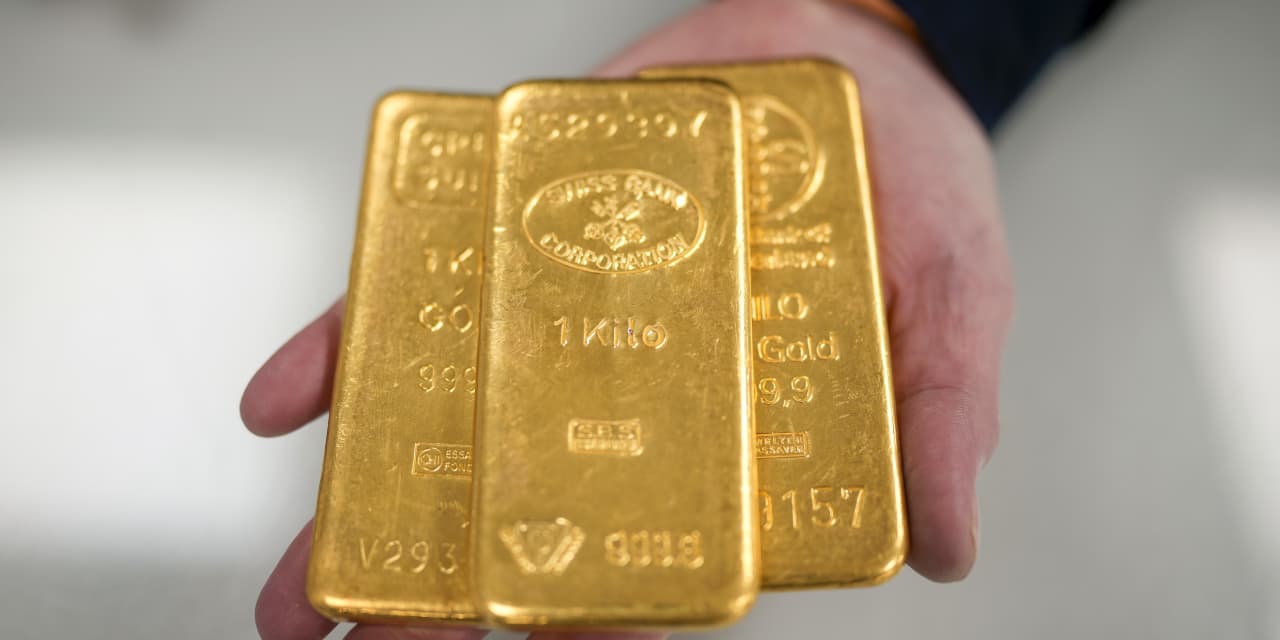 Gold futures soar to unprecedented levels as economic outlook falters