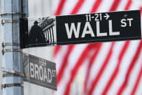 NUEVA YORK, NUEVA YORK - JUNIO 08: Un letrero de Wall Street se ve fuera de la Bolsa de Valores de Nueva York durante las operaciones de la mañana del 8 de junio de 2022 en la ciudad de Nueva York. El Dow Jones, el S&P y el Nasdaq abrieron a la baja por primera vez en tres días. (Foto por Michael M. Santiago/Getty Images)