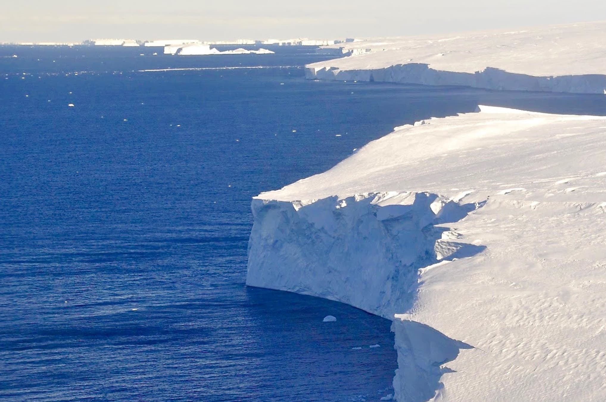 Катабатические ветра в антарктиде. Почему в антарктиде сильные ветры. Почему в антарктиде сильные ветры. Сильный ветер в антарктиде. Почему в антарктиде сильные ветры.