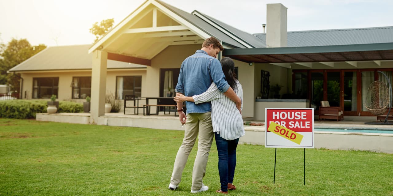 Los compradores de viviendas están oficialmente asustados por el aumento de las tasas de interés, pero no esperen un colapso inmobiliario