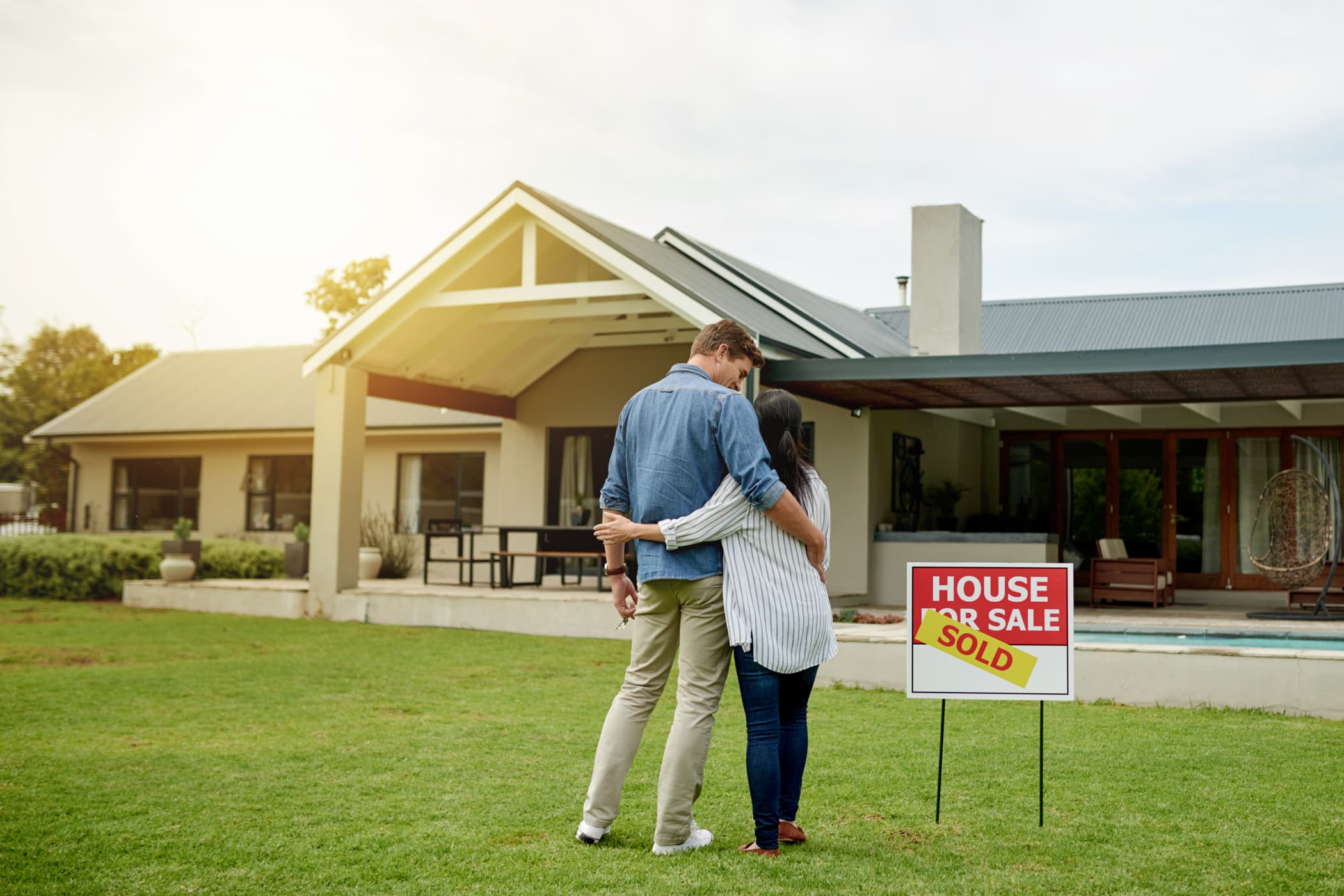 She s got a house. Sale дом. Sale недвижимость. Дома sold. Недвижимость на нескольких человек.