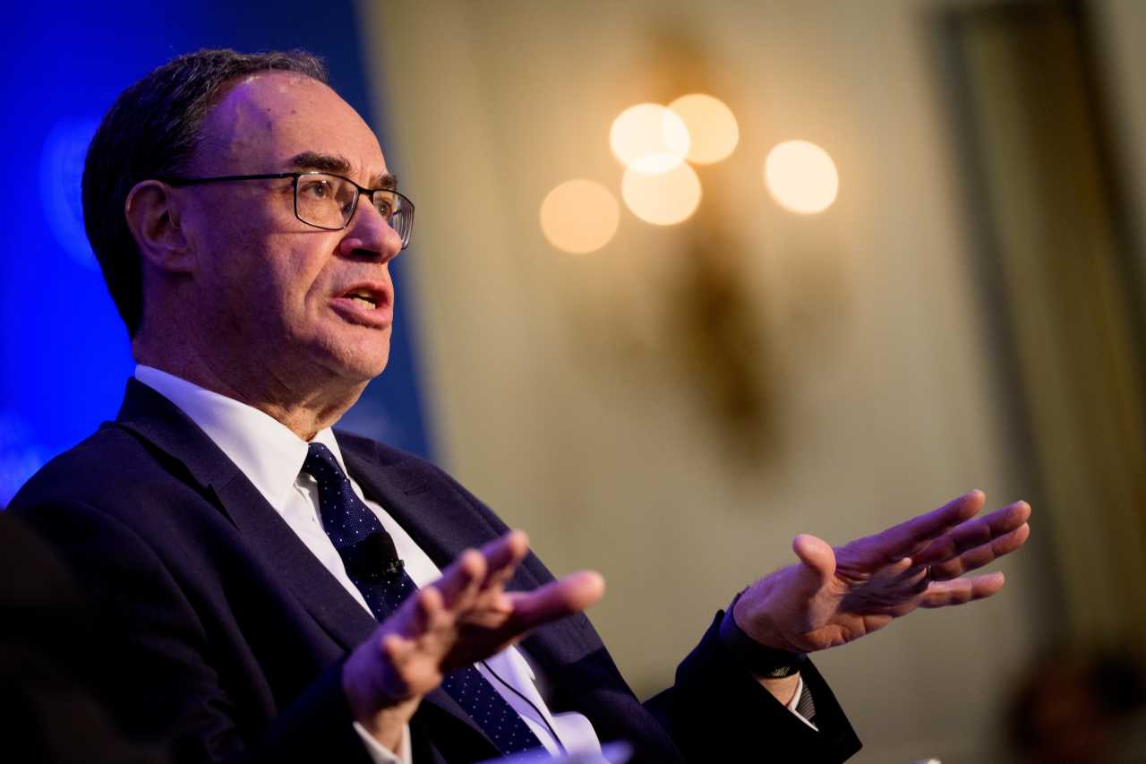 British banks lowered abnormal three directions.