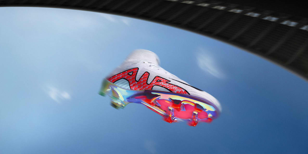 Foot Locker Shares Tumble Amid Weak 