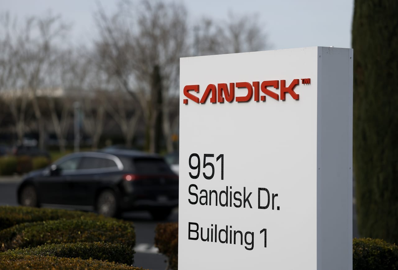 Sandisk is falling after earnings. Here’s what Wall Street says.