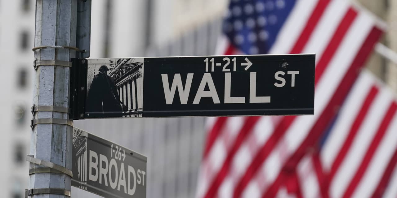 El Dow Jones cae casi 400 puntos cuando la decisión de la Fed inunda el mercado, los rendimientos del Tesoro aumentan