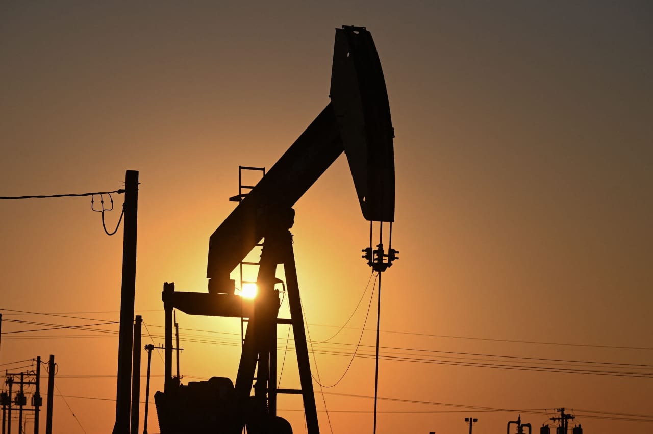 Oil prices on track for weekly gain