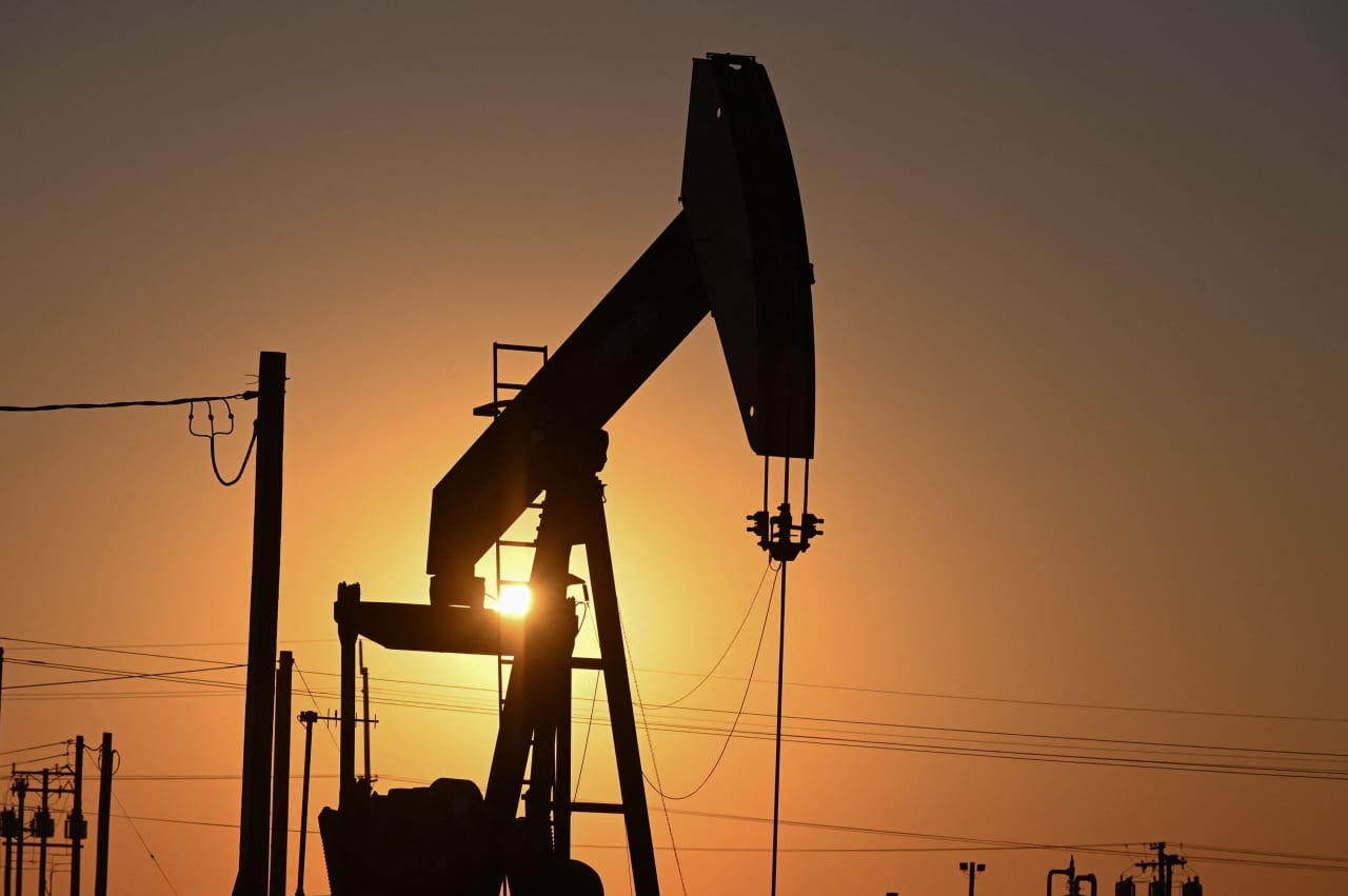 Los precios del petróleo se desploman después de que China proporcione pocos detalles sobre sus planes de estímulo económico.