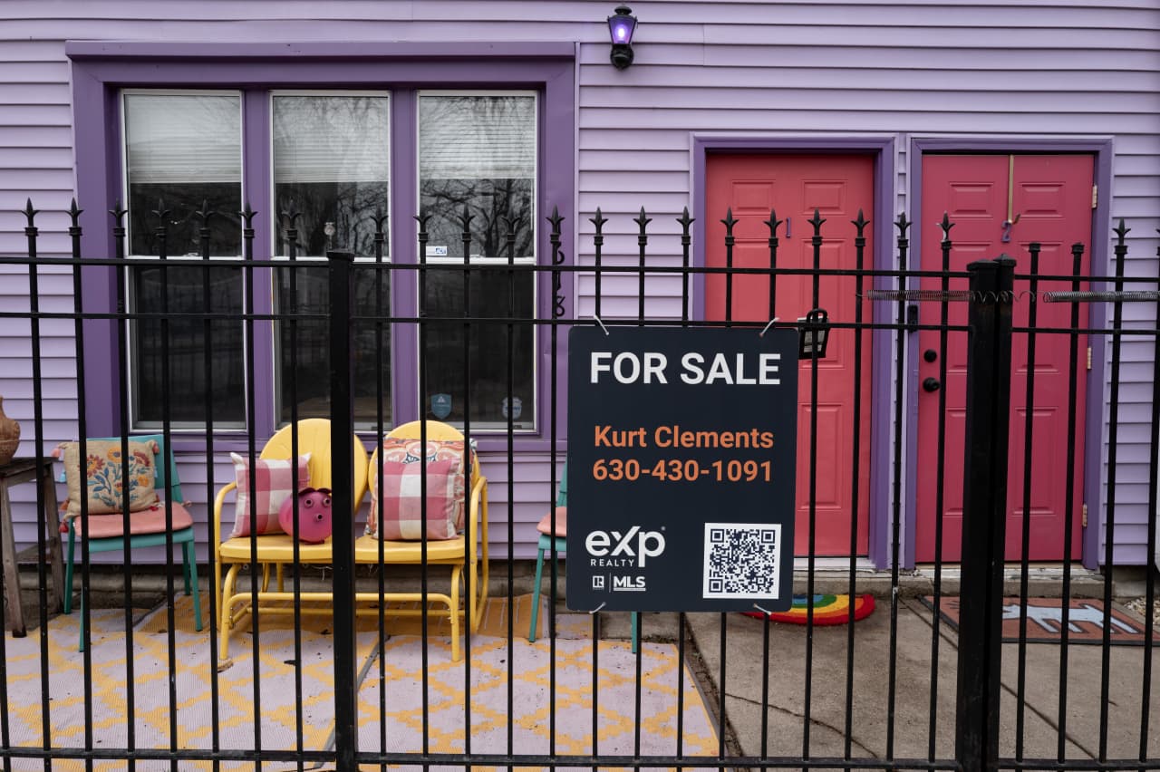 Mortgage rates just fell below 7% — here’s how much the monthly payment is now on a $400,000 house