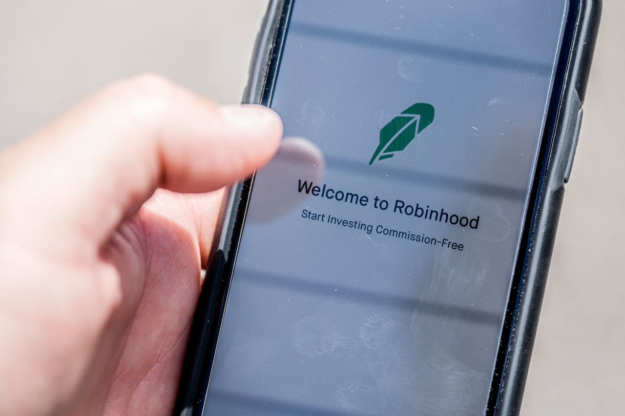 Robinhood sees record deposits as jittery investors try to stay ahead of choppy markets