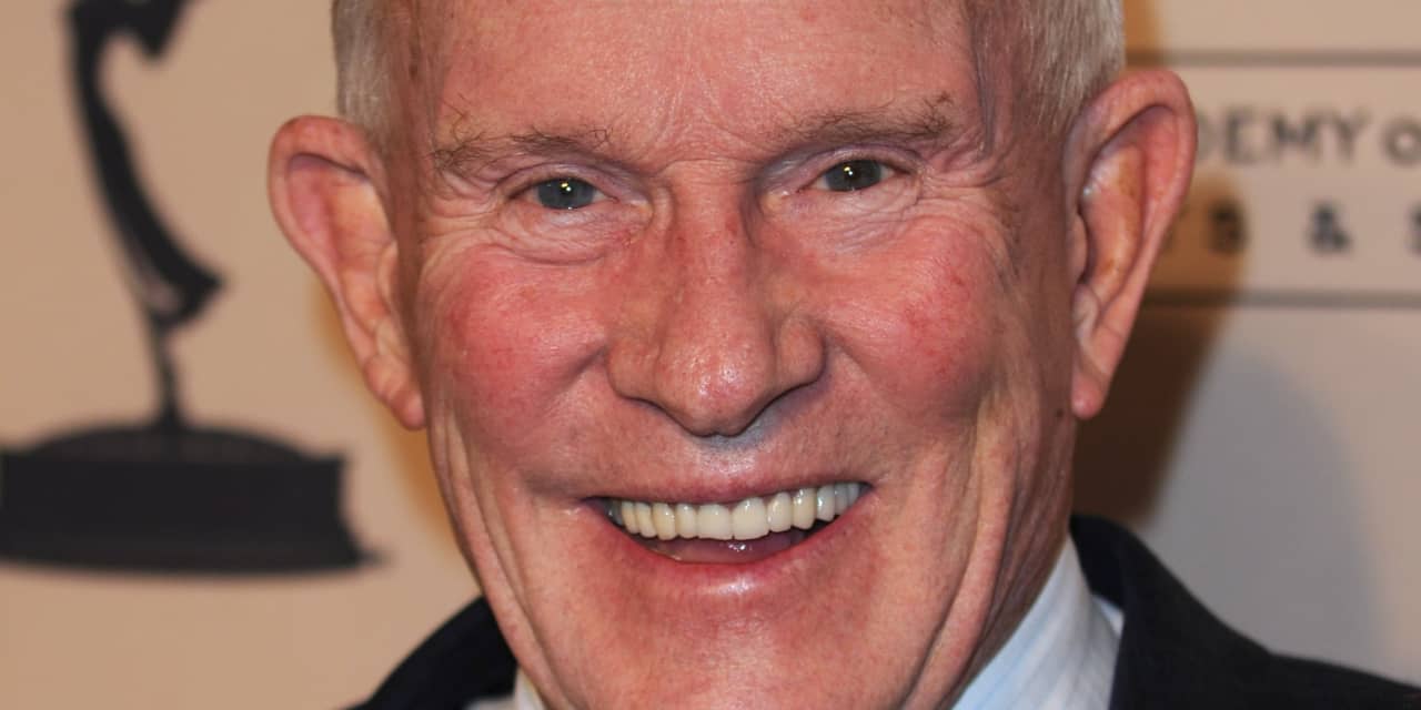 Tom Smothers of legendary comedy team Smothers Brothers has died - Vimarsana News