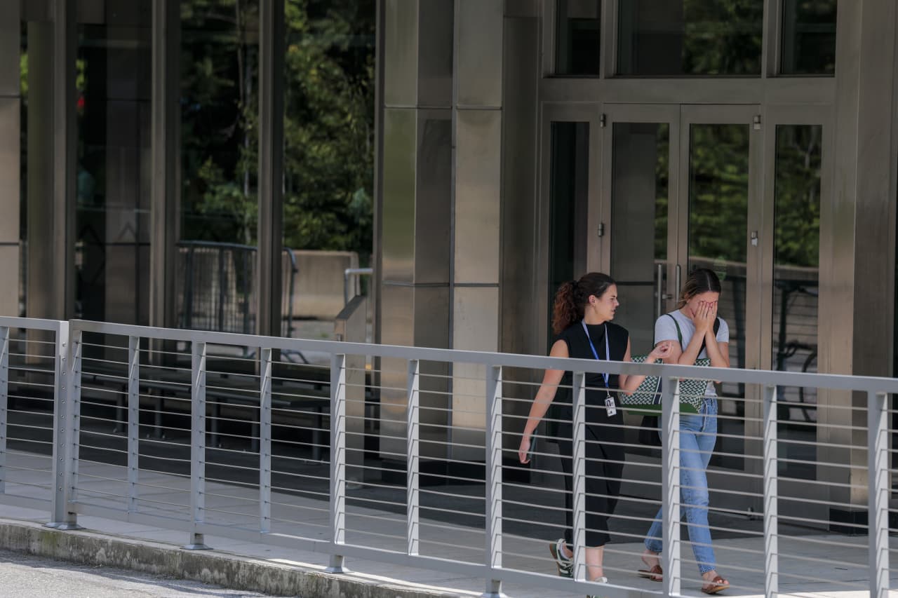 Is the economy really losing jobs? The low number of unemployment filings says no.