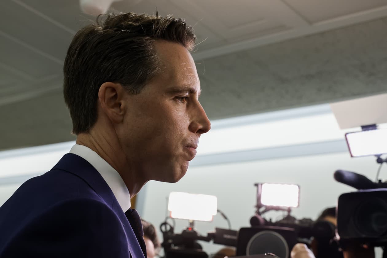 Sen. Hawley called transphobic in heated exchange with Berkeley(01)