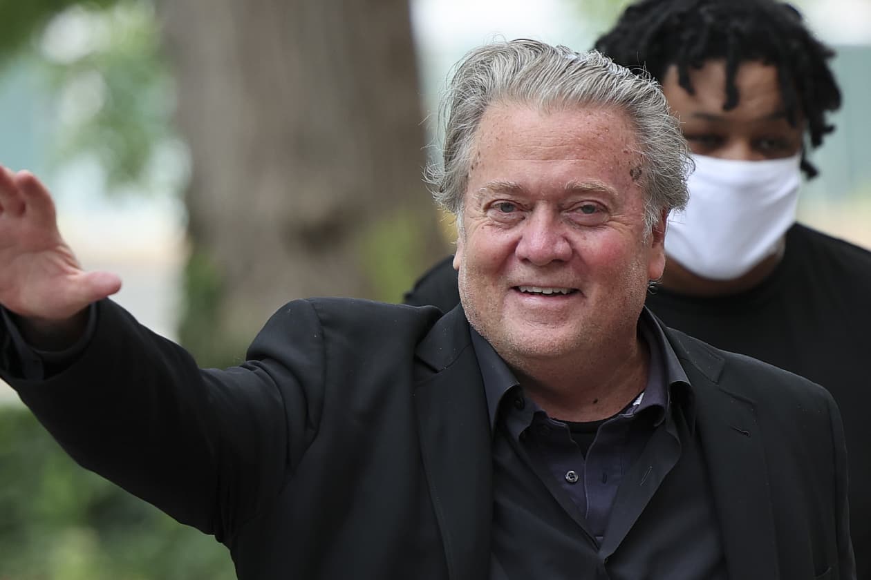 As trial begins, feds say Steve Bannon ignored subpoena, acted above(02)