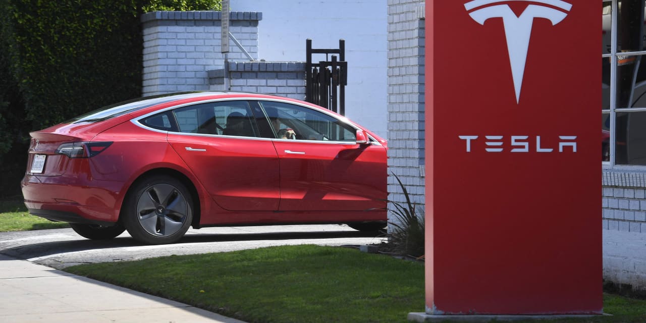 Le azioni di Tesla salgono dopo che il produttore di veicoli elettrici ha registrato una crescita degli utili e delle vendite del secondo trimestre migliore del previsto