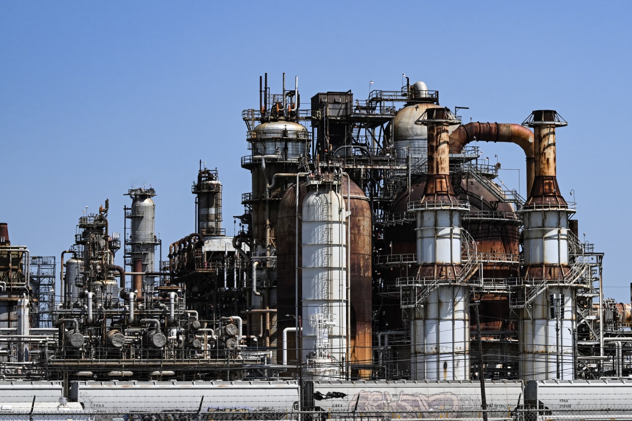 This chemical company gives up its title as the top dividend yielder, so it can save cash