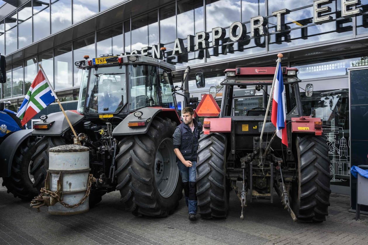 Protesting Dutch farmers dump manure, garbage on roads - MarketWatch