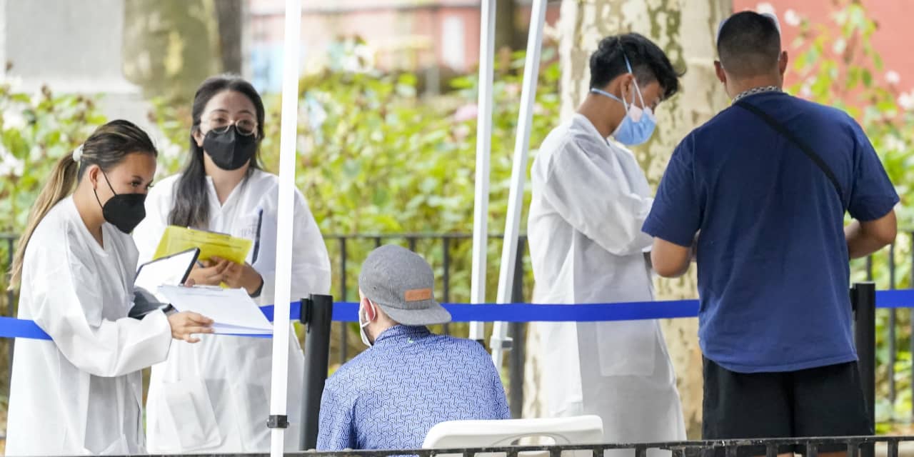 Campus COVID-19 vaccine mandates had the biggest impact on colleges with low-income students. Here’s why they were so effective.